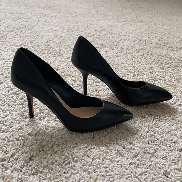 New Vince Camuto Salest Black Leather Pumps Size 6 - Picture 4 of 6
